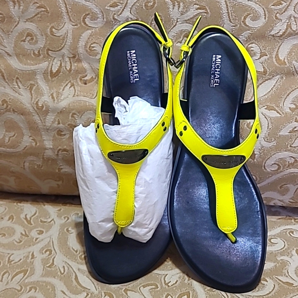 MICHAEL KORS THONG SANDALS 11M